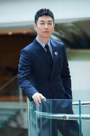 朱亚文微博电影之夜西装图片