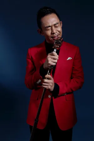 侯勇红衣鬼马搞怪写真图片_2