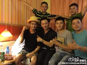 热点-《真正男子汉》袁弘张丰毅与班长战友们北京相聚图片_11