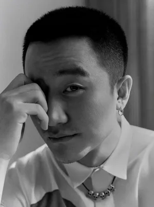 黄轩硬朗帅气黑白时尚大片_4