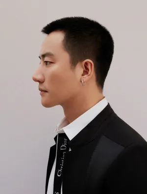 黄轩硬朗帅气黑白时尚大片_6
