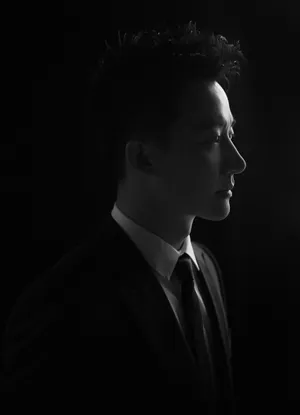 黄轩黑色西装绅士帅气写真图片