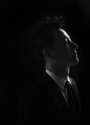 黄轩黑色西装绅士帅气写真图片_2