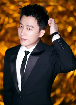 黄轩黑色西装绅士帅气写真图片_4