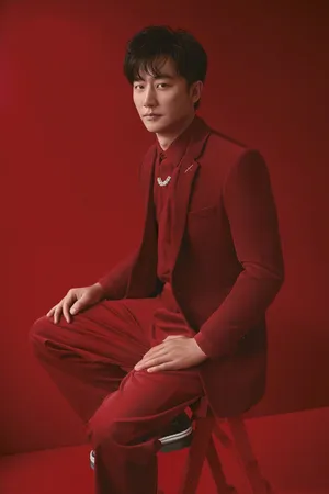 黄轩时尚杂志写真图片：展儒雅桀骜百变魅力_3