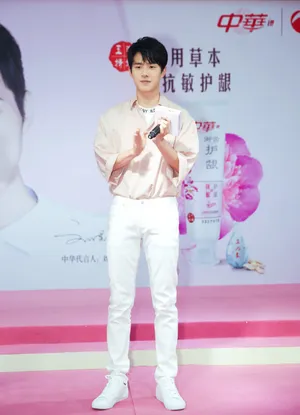 刘昊然阳光帅气高清活动写真图片