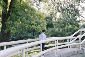 刘昊然户外草地活力青春写真图片_3