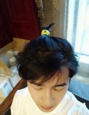 刘昊然扎小辫搞怪自拍图片
