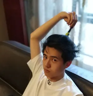刘昊然扎小辫搞怪自拍图片_2