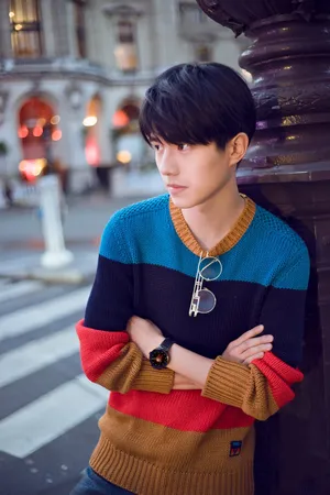 刘昊然巴黎青春少年范街拍写真图片