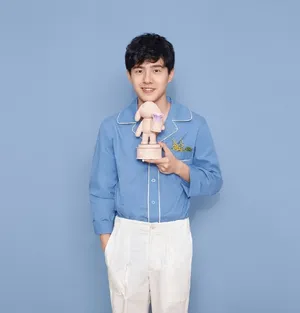 刘昊然简约小清新蓝色衬衫养眼写真图片_5