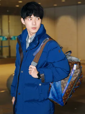 刘昊然巴黎看秀机场街拍图片_5