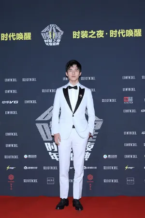 刘昊然白色西装礼服优雅帅气写真图片_2