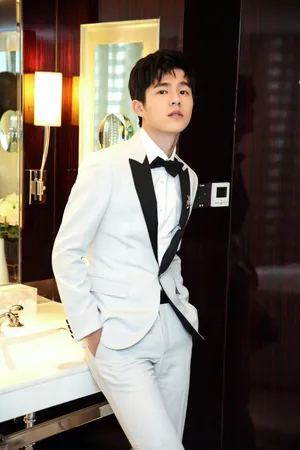 刘昊然白色西装礼服优雅帅气写真图片_3