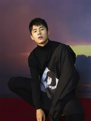 刘昊然多彩青春写真大片演绎偶遇浪漫_4