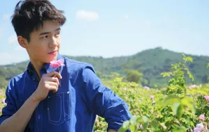 刘昊然南法花田休闲写真_2