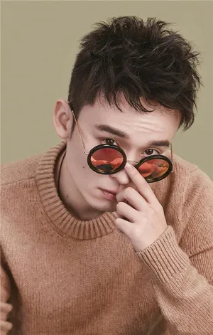 董子健邻家男孩休闲写真图片_3