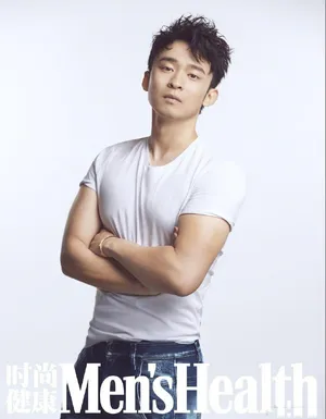 董子健杂志图片：大秀胸肌男友力满满