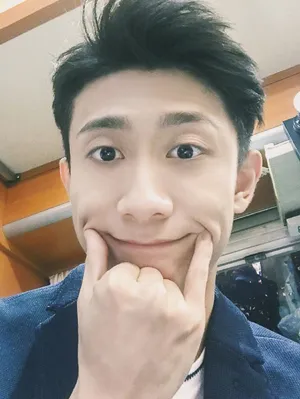 张一山搞怪自拍照图片_2
