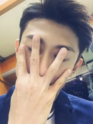 张一山搞怪自拍照图片_4