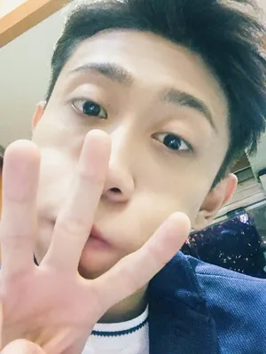 张一山搞怪自拍照图片_5
