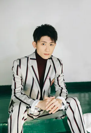 张一山YC盛典条纹西服帅气写真图片_1