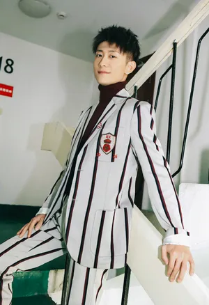 张一山YC盛典条纹西服帅气写真图片_2