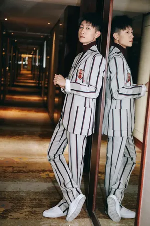 张一山YC盛典条纹西服帅气写真图片_4