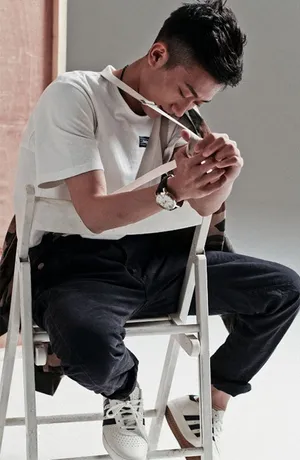 型男偶像张一山实力派明星帅气写真图片