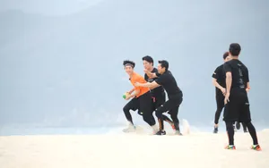 《高能少年团》张一山沙滩运动图片_3