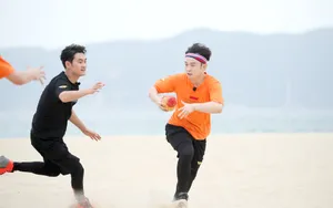 《高能少年团》张一山沙滩运动图片_4