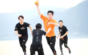 《高能少年团》张一山沙滩运动图片_5