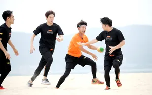 《高能少年团》张一山沙滩运动图片_6