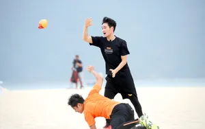《高能少年团》张一山沙滩运动图片_7