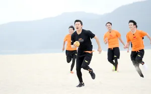 《高能少年团》张一山沙滩运动图片_8