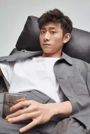 张一山图片：黑白痞帅少年气十足_5