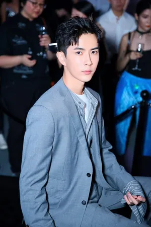 于朦胧西装白鞋出席某活动现场写真图片_1
