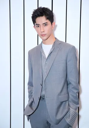 于朦胧西装白鞋出席某活动现场写真图片_3