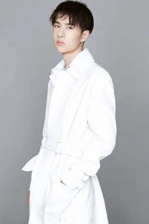 王一博冷峻型男最新白衣写真高清图片