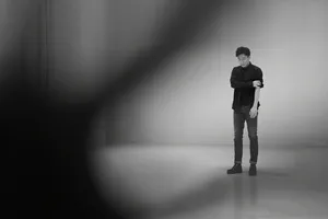 吴昊宸黑白创意生日帅气写真图片_2