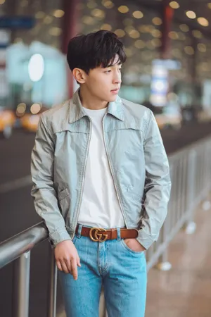 邓伦清爽帅气机场照图片_6