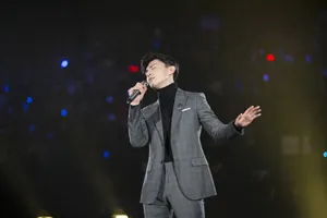 邓伦湖南卫视跨年演唱会舞台帅气图片_2