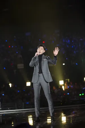 邓伦湖南卫视跨年演唱会舞台帅气图片_3