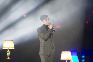 邓伦湖南卫视跨年演唱会舞台帅气图片_6