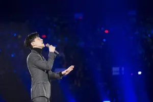 邓伦湖南卫视跨年演唱会舞台帅气图片_7