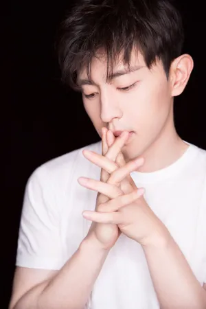 邓伦白色系英俊帅气时尚写真图片_3