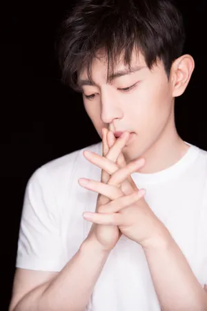 邓伦白T恤简单干净帅气高清图片