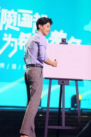 邓伦影视盛典活动现场写真_3