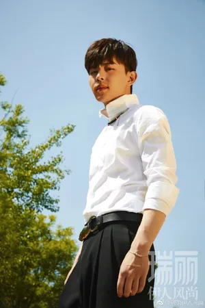 邓伦瑞丽杂志帅气清新写真图片_6