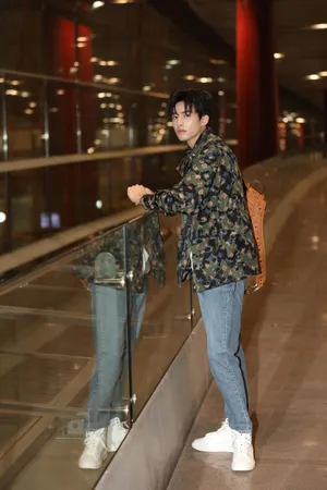 宋威龙帅气随性机场照图片_2